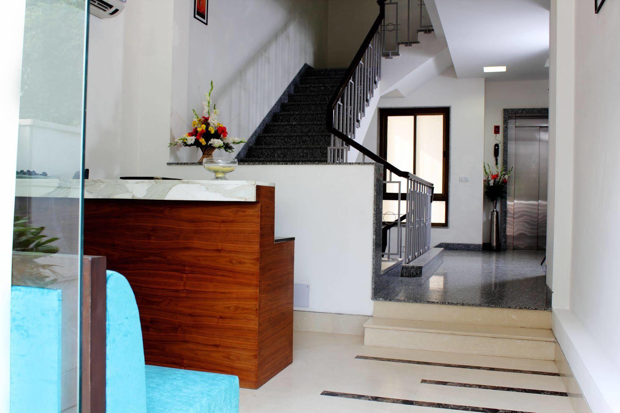 Stately Suites Mg Road Gurgaon Exterior foto